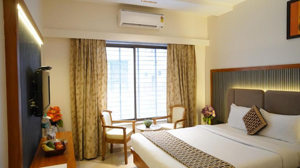 Postel nebo postele na pokoji v ubytování Hotel Ganpati Palace Shirdi Newly Renovated