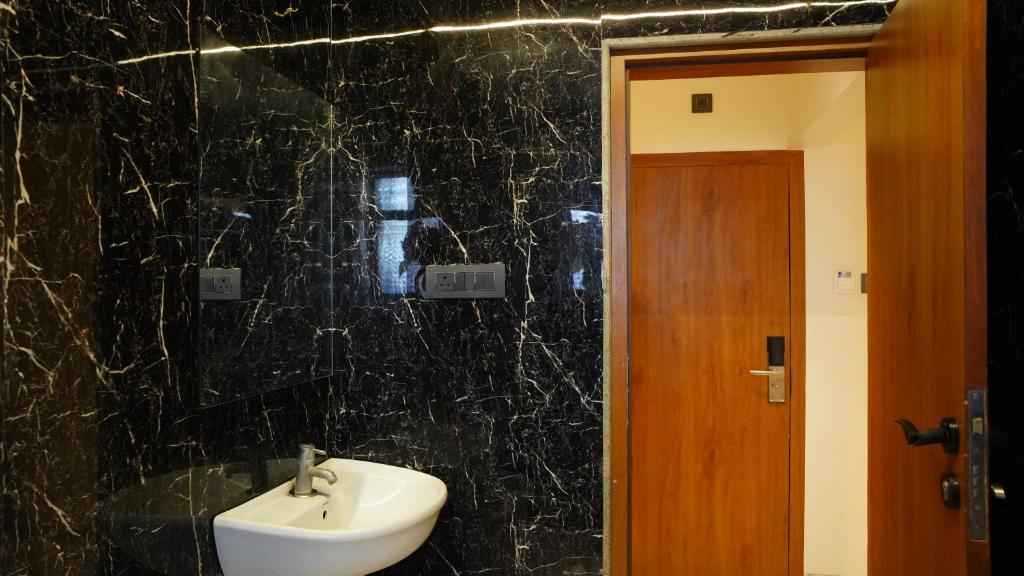 Koupelna v ubytování Hotel Ganpati Palace Shirdi Newly Renovated