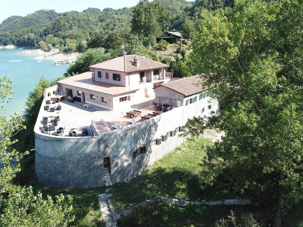 an aerial view of a house on the side of a river at Agriturismo Incantesimo del Lago Salto in Varco Sabino