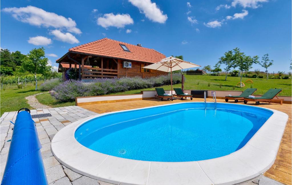 Bazén v ubytovaní 2 Bedroom Amazing Home In Lepoglava alebo v jeho blízkosti