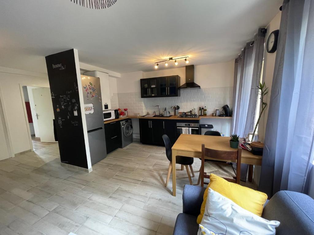 une cuisine et un salon avec une table et des chaises dans l'établissement Le Saint Lazare, à Montélimar