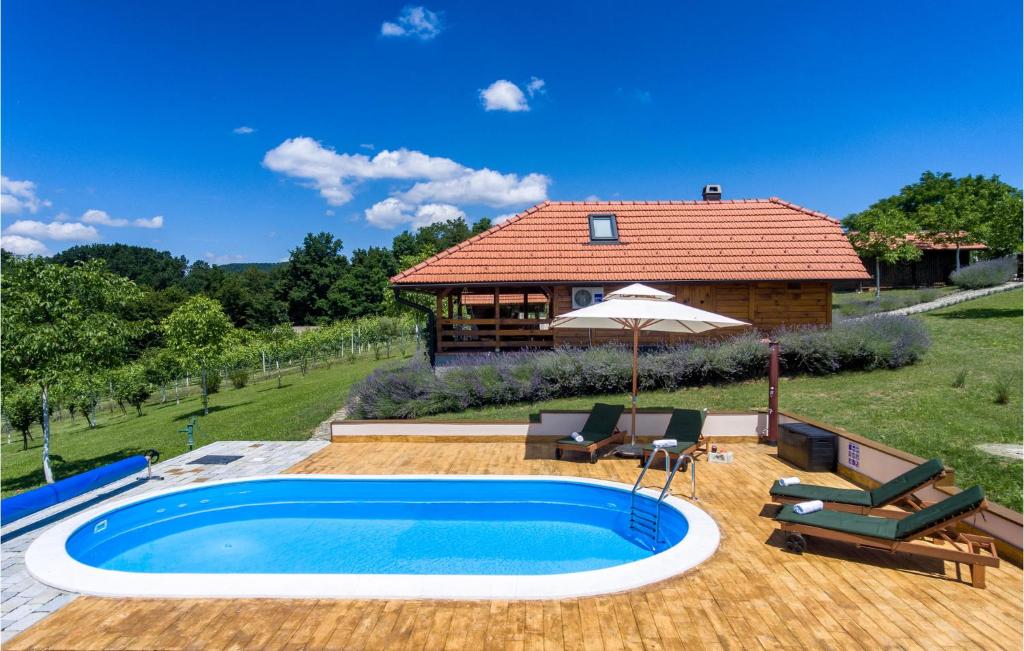 Bazén v ubytovaní 2 Bedroom Amazing Home In Lepoglava alebo v jeho blízkosti