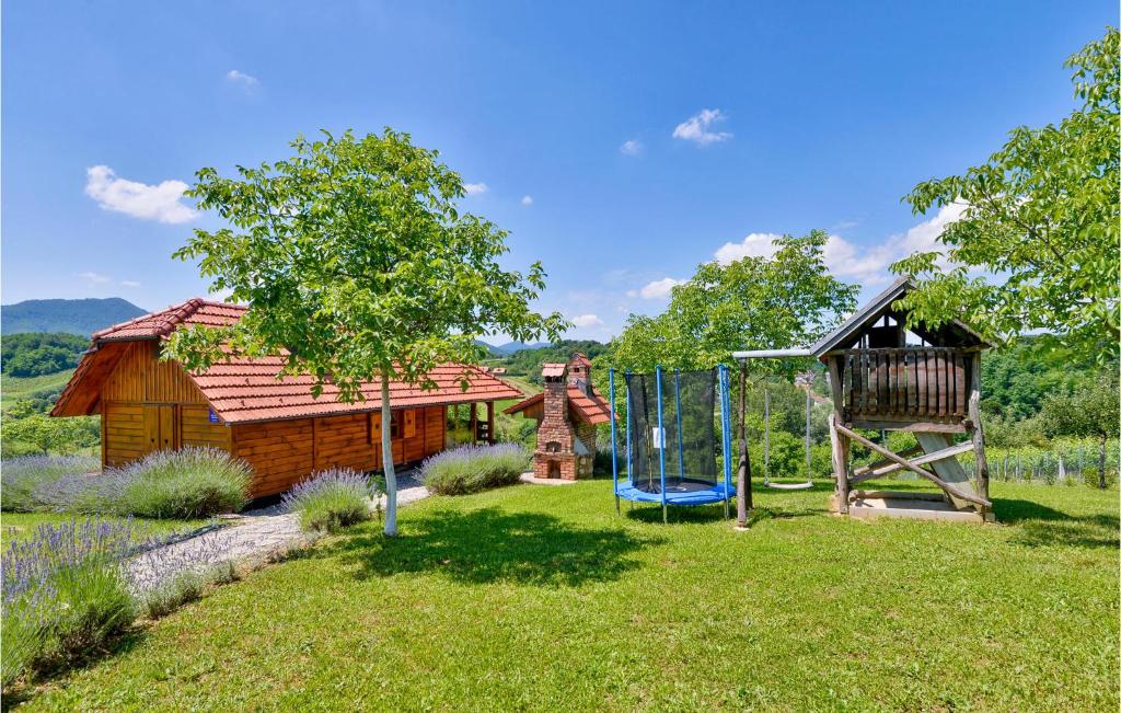 Vonkajšia záhrada v ubytovaní 2 Bedroom Amazing Home In Lepoglava