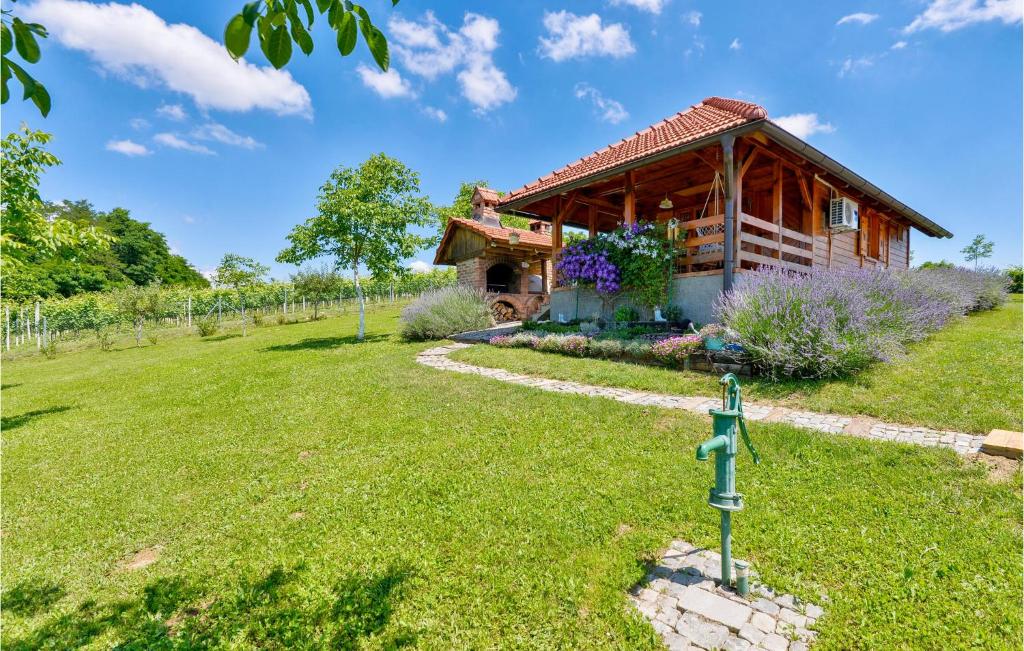 Vonkajšia záhrada v ubytovaní 2 Bedroom Amazing Home In Lepoglava