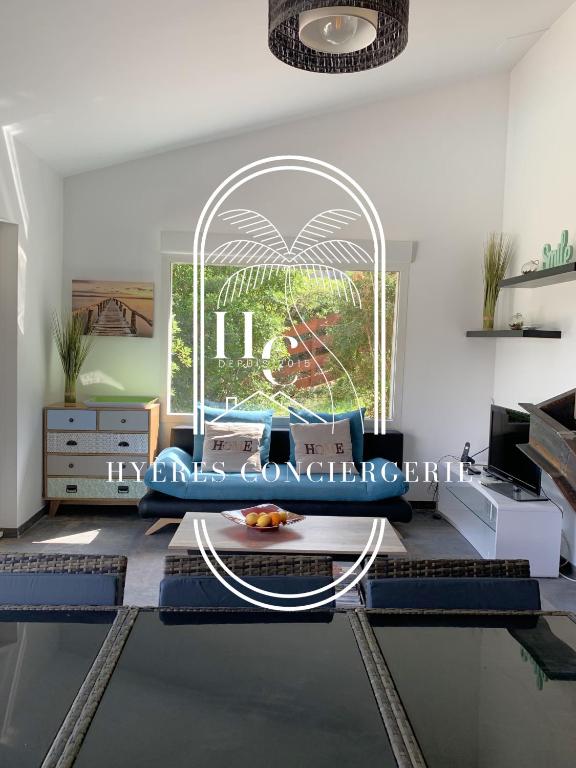 un salon avec un lit et une fenêtre dans l'établissement Villa Mont des Oiseaux Piscine Chauffée Clim Vue Mer By HC, à Hyères