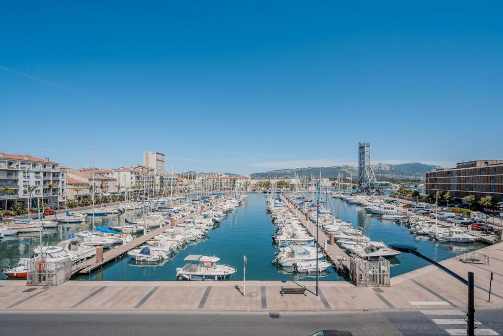 un groupe de bateaux amarrés dans un port dans l'établissement Appartement de Charme - Vue Panoramique Port, à La Seyne-sur-Mer
