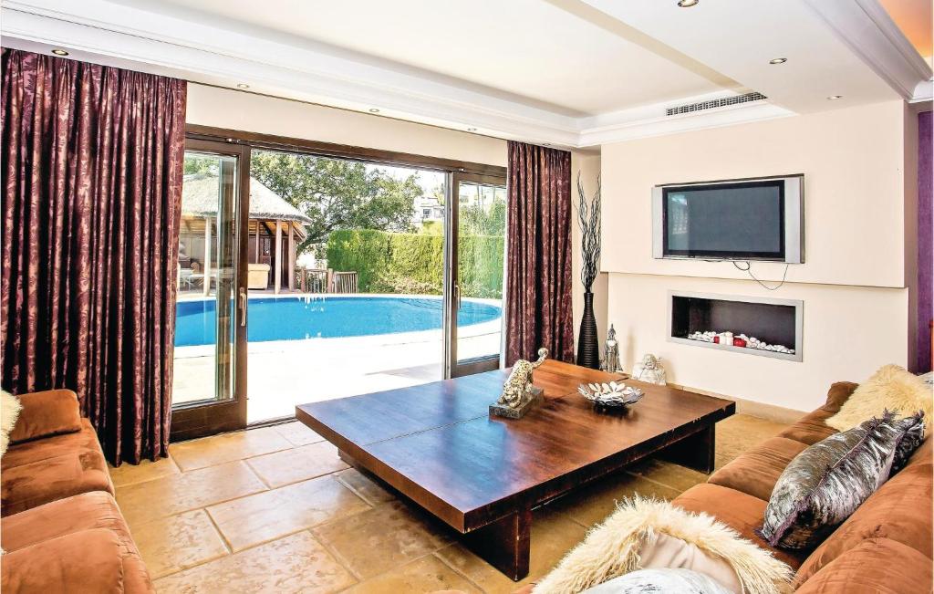 Bazén v ubytovaní 6 Bedroom Beautiful Home In Elviria alebo v jeho blízkosti