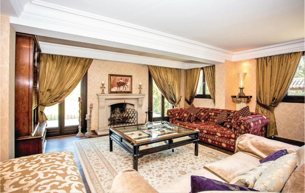 Posedenie v ubytovaní 6 Bedroom Beautiful Home In Elviria