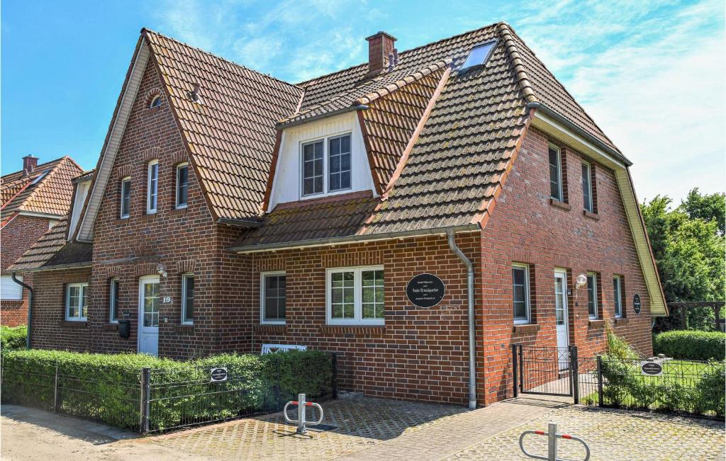 a brick house with a shingled roof at Meeresbrise in Gollwitz