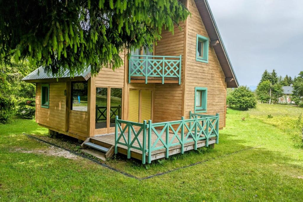 ラ・フェクラにあるChalet nordique au coeur de la Feclazのポーチとバルコニー付きの家
