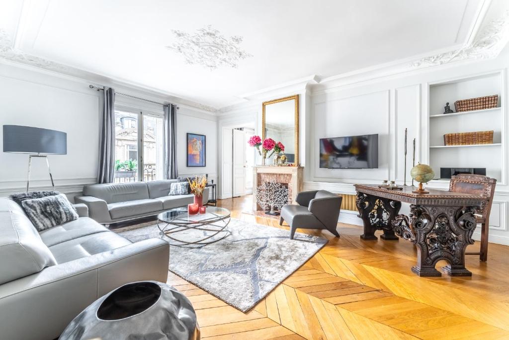 un salon avec un canapé et une table dans l'établissement Luxury Living Georges V, à Paris