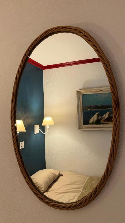Una cama o camas en una habitación de Appart CANNES résidence piscine-parc-tennis