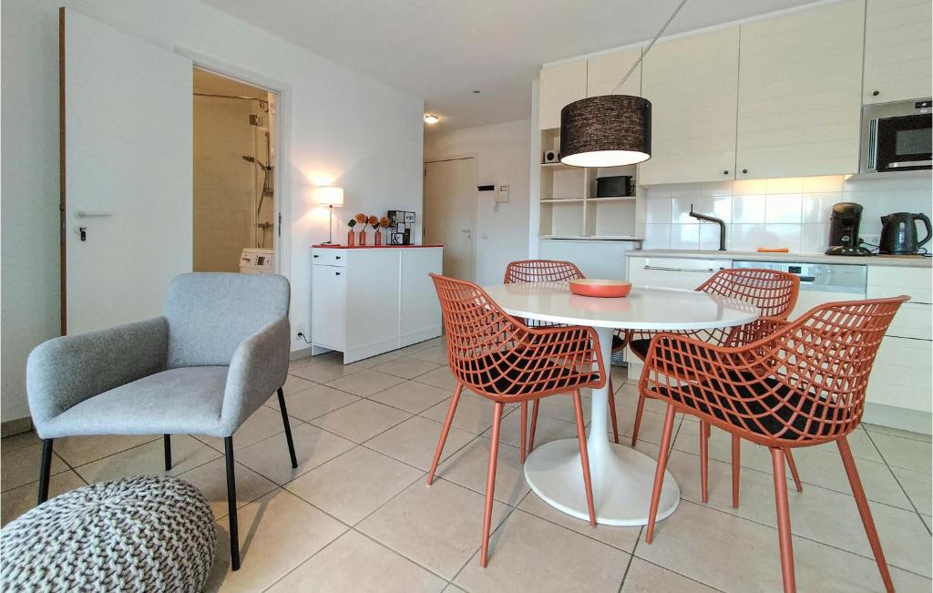Kuchyň nebo kuchyňský kout v ubytování 2 Bedroom Awesome Apartment In Bredene