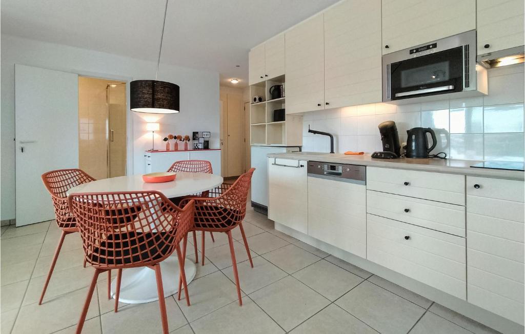 Kuchyň nebo kuchyňský kout v ubytování 2 Bedroom Awesome Apartment In Bredene