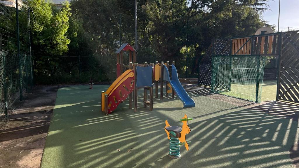 Zona de juegos infantil en Appart CANNES résidence piscine-parc-tennis