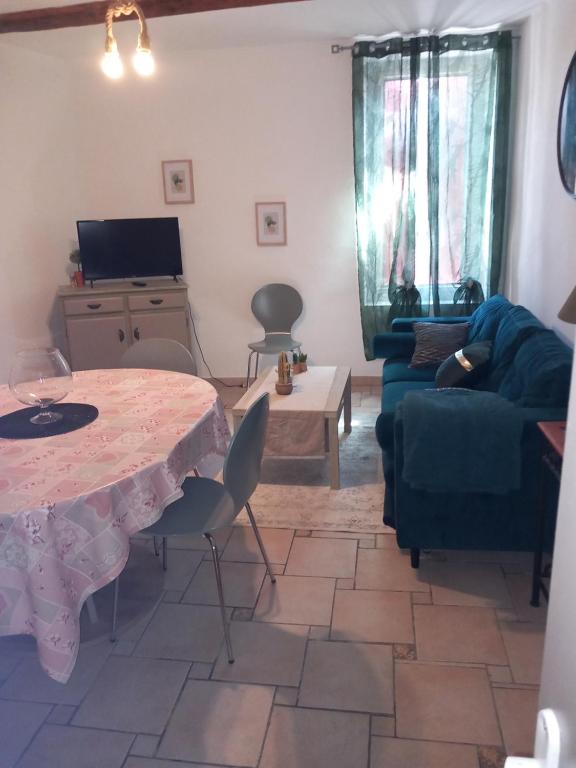 un salon avec une table et un canapé dans l'établissement Cosy 2, à Vias