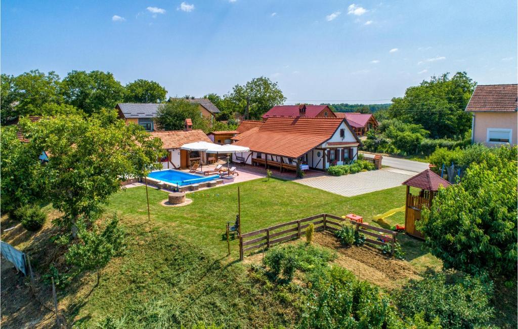eine Luftaufnahme eines Hauses mit Garten in der Unterkunft Cozy Home In Sveti Ivan Zabno With Wifi in Sveti Ivan Žabno