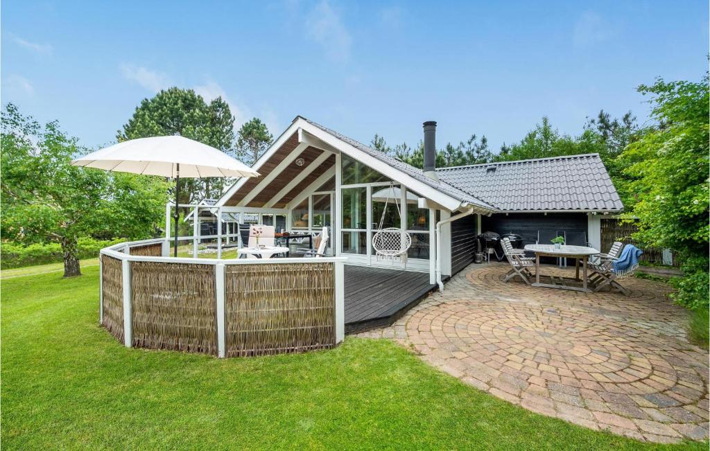 Taman di luar Five-Bedroom Holiday Home In Grenaa