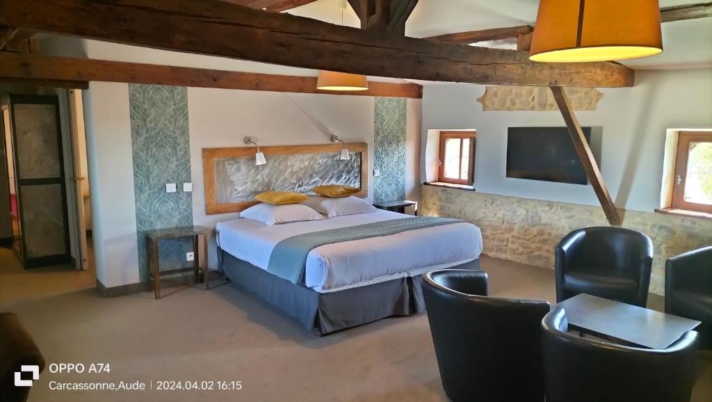 Postel nebo postele na pokoji v ubytování Logis Hôtel Château De Palaja