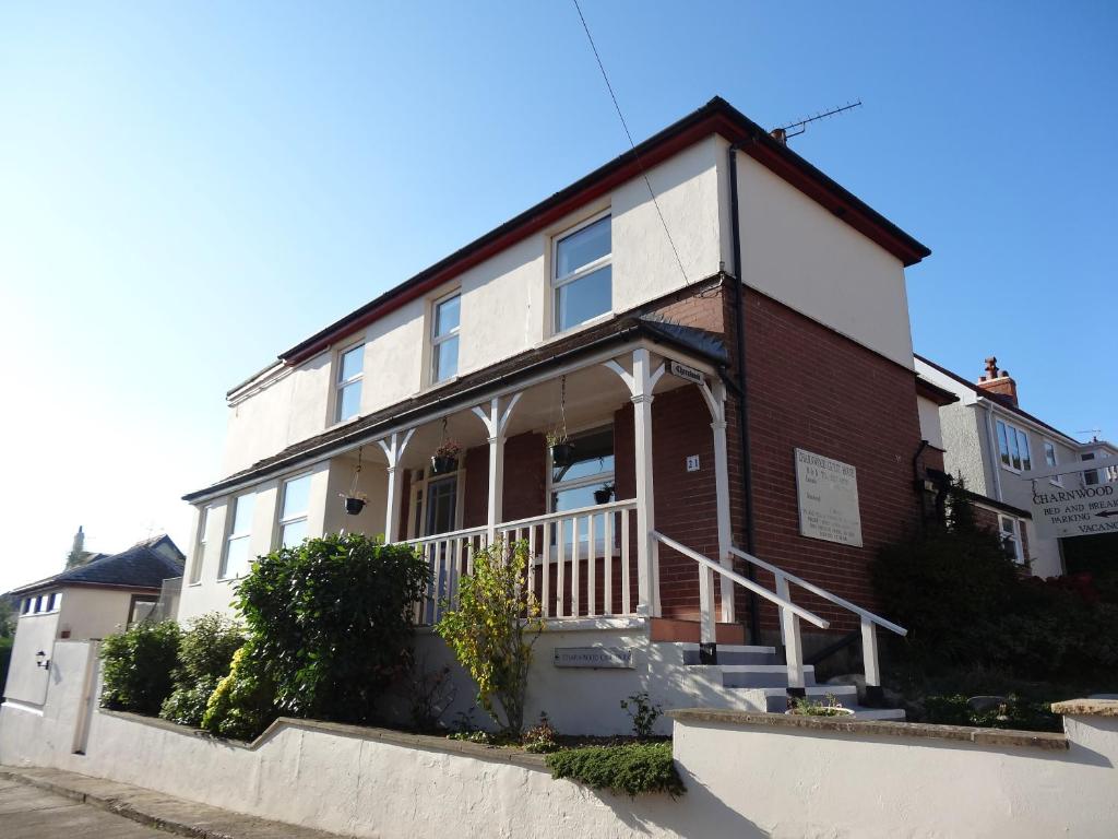 een huis met een rode baksteen bij Charnwood Guest House in Lyme Regis