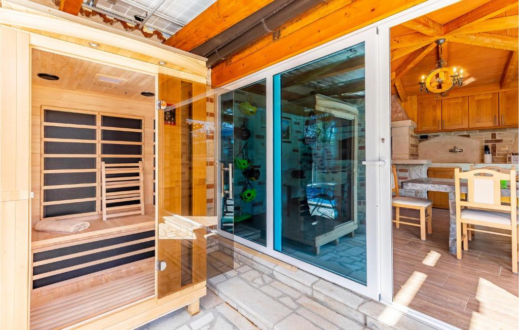 Patio lub wspólna przestrzeń na świeżym powietrzu w obiekcie Cozy Home In Medulin With Sauna