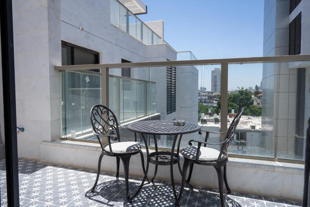 Balkoni atau teres di O&O - 2 BR Stylish & Modern Apartment