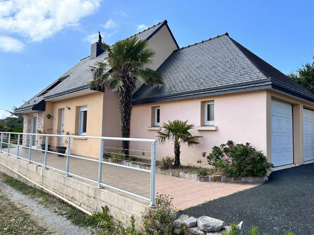 une maison avec un palmier devant dans l'établissement 613 - Maison individuelle 4 personnes avec jardin, à Erquy