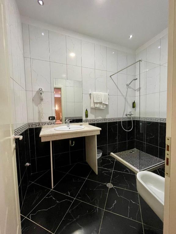 Koupelna v ubytování AMH Hotel Durres