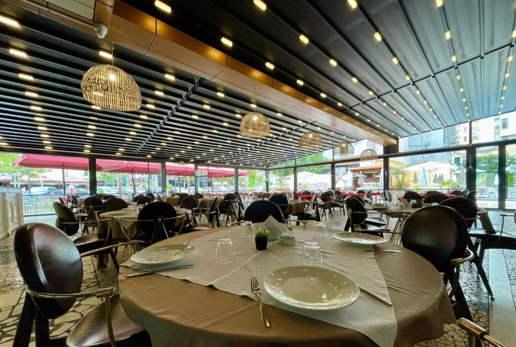 Restaurace v ubytování AMH Hotel Durres