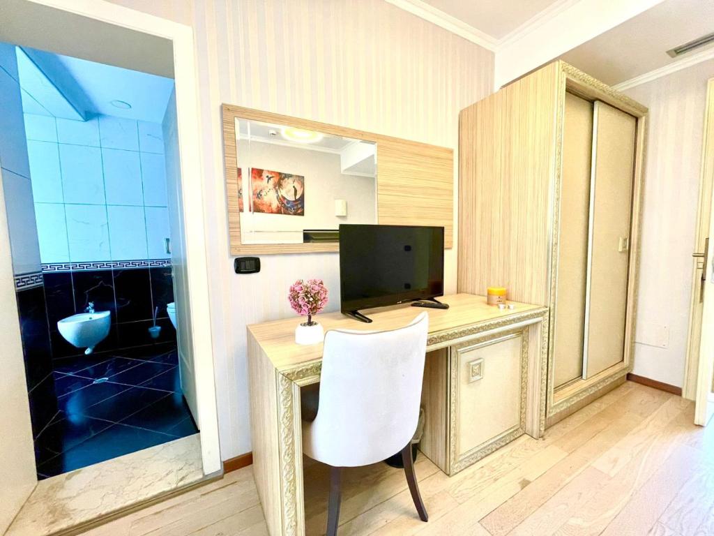 TV a/nebo společenská místnost v ubytování AMH Hotel Durres