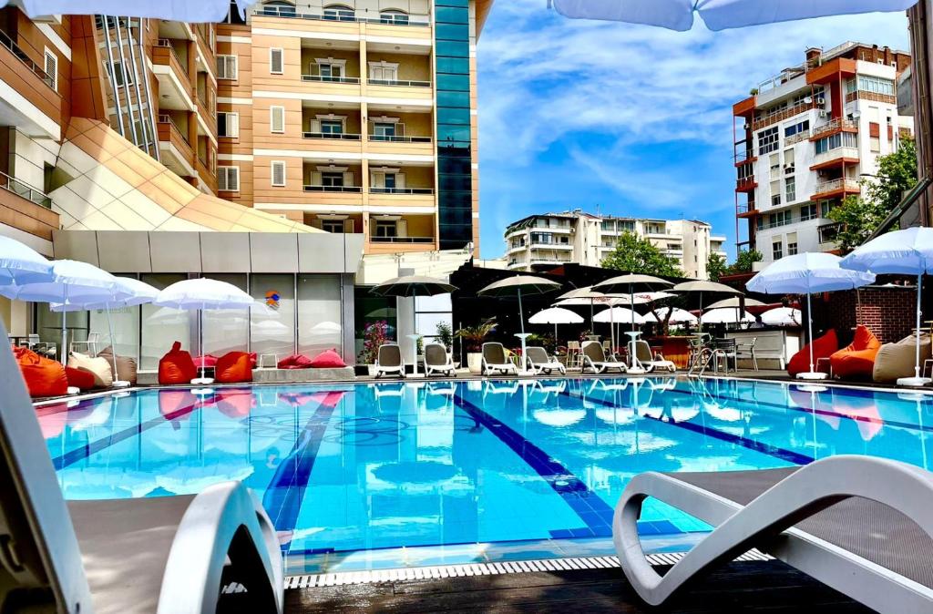 Bazén v ubytování AMH Hotel Durres nebo v jeho okolí