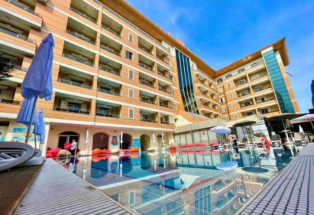 Bazén v ubytování AMH Hotel Durres nebo v jeho okolí