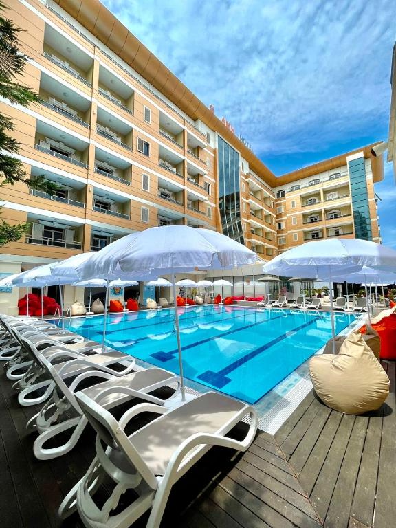 Bazén v ubytování AMH Hotel Durres nebo v jeho okolí