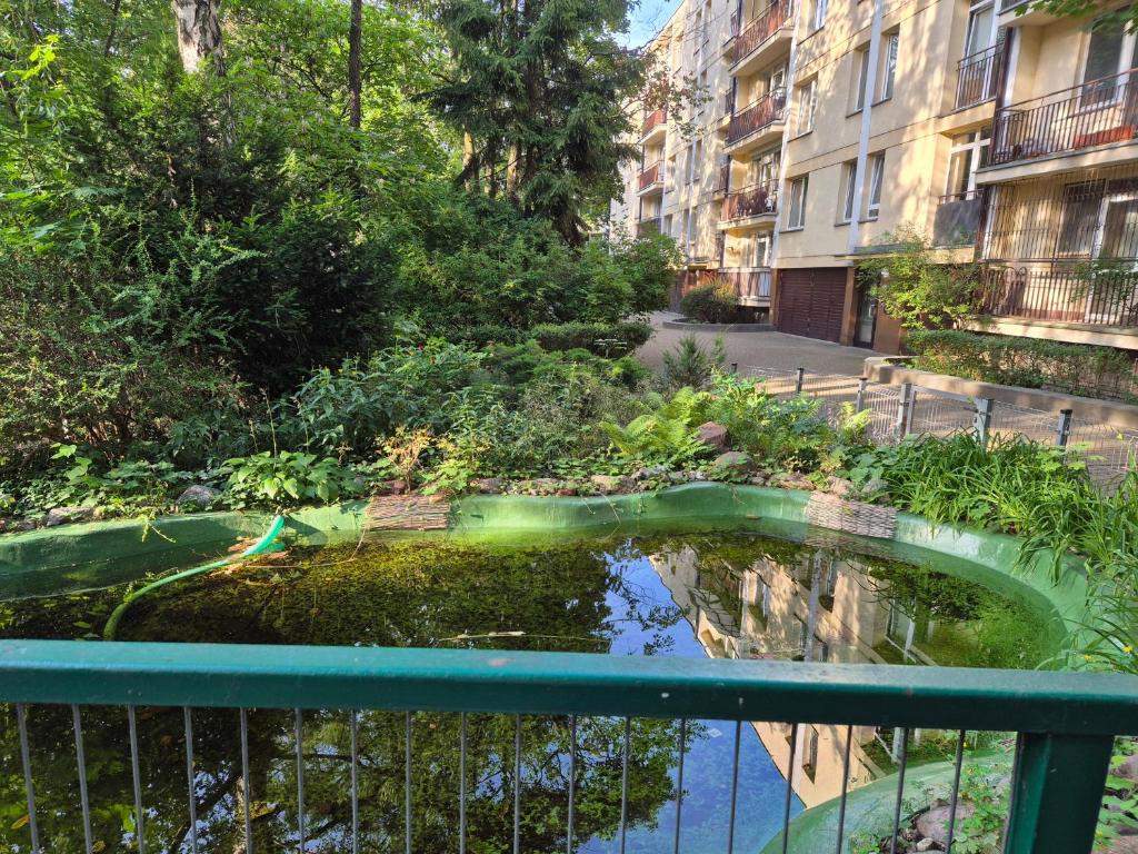 Vonkajšia záhrada v ubytovaní Apartament Miodowa Warszawa