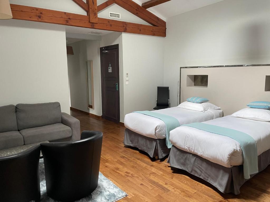 Postel nebo postele na pokoji v ubytování Logis Hôtel Château De Palaja