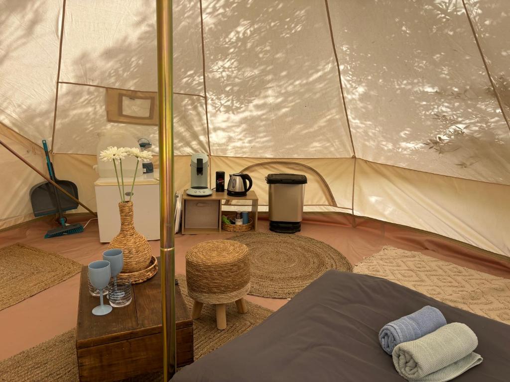 Gallery image of Locations insolites "vie en plein air" cabane et tipi Bastide Bellugue maison d'hôtes reseau Bienvenue à la ferme à 3 mn de lourmarin in Cadenet