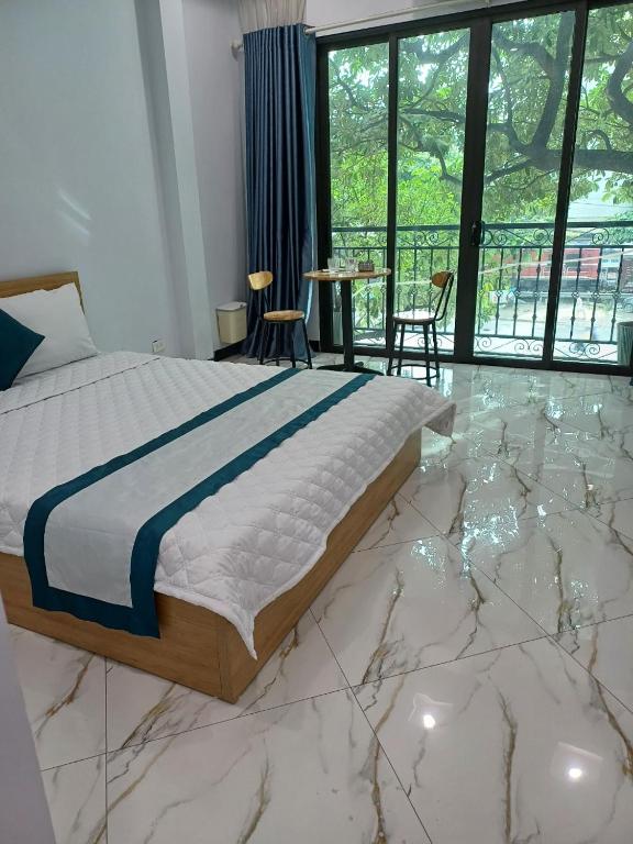 Postel nebo postele na pokoji v ubytování Hotel Hoa Ban Hà Nội