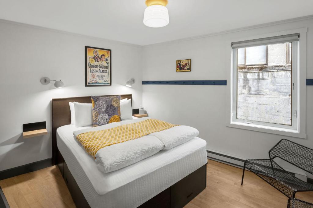 Postel nebo postele na pokoji v ubytování Silverbow Inn & Suites