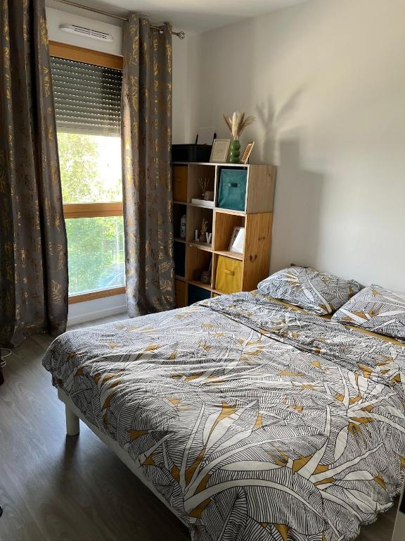 une chambre avec un lit et une fenêtre dans l'établissement Chambre à louer, dans un appartement partagé, à Villepinte