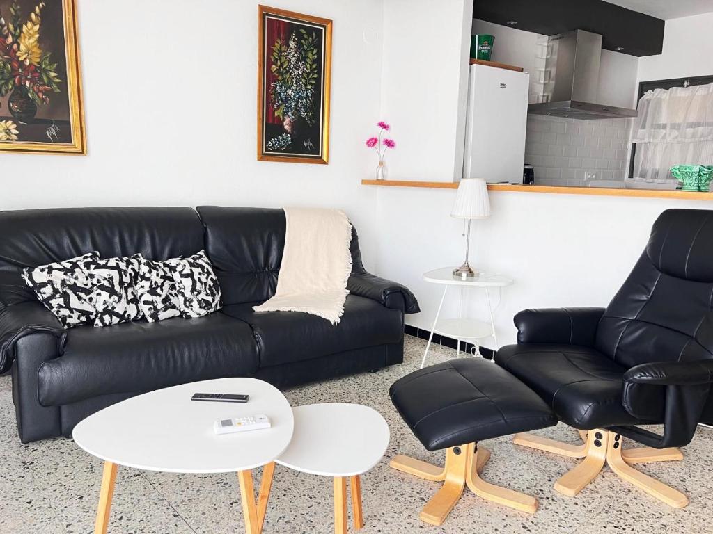 Kuchyň nebo kuchyňský kout v ubytování Ap NURIMAR 2 con Aire Acondicionado en Centro del Pueblo