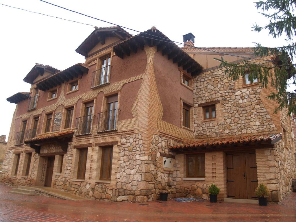 um grande edifício de tijolos com uma porta em frente em Casa Rural El Cuartel em Tierzo