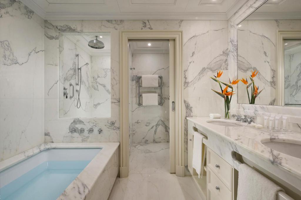 y baño con bañera y 2 lavabos. en Parco dei Principi Grand Hotel & SPA, en Roma