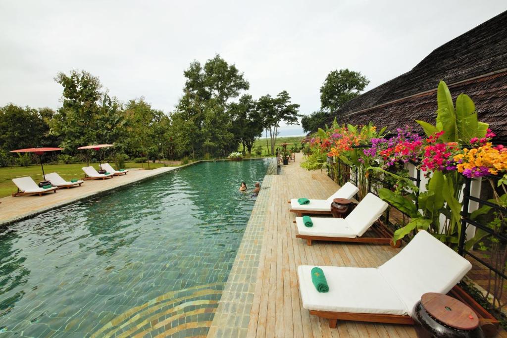 Bazén v ubytování Villa Inle Boutique Resort nebo v jeho okolí