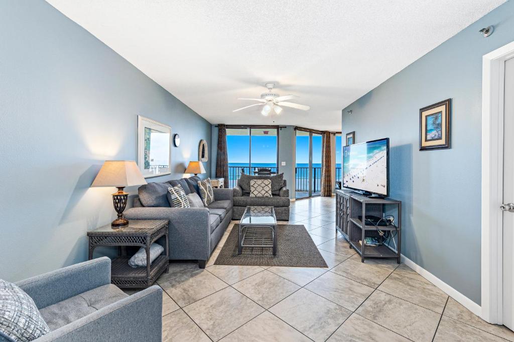 un salon avec un canapé et une télévision dans l'établissement Phoenix V Vacation Rental Condos, à Orange Beach