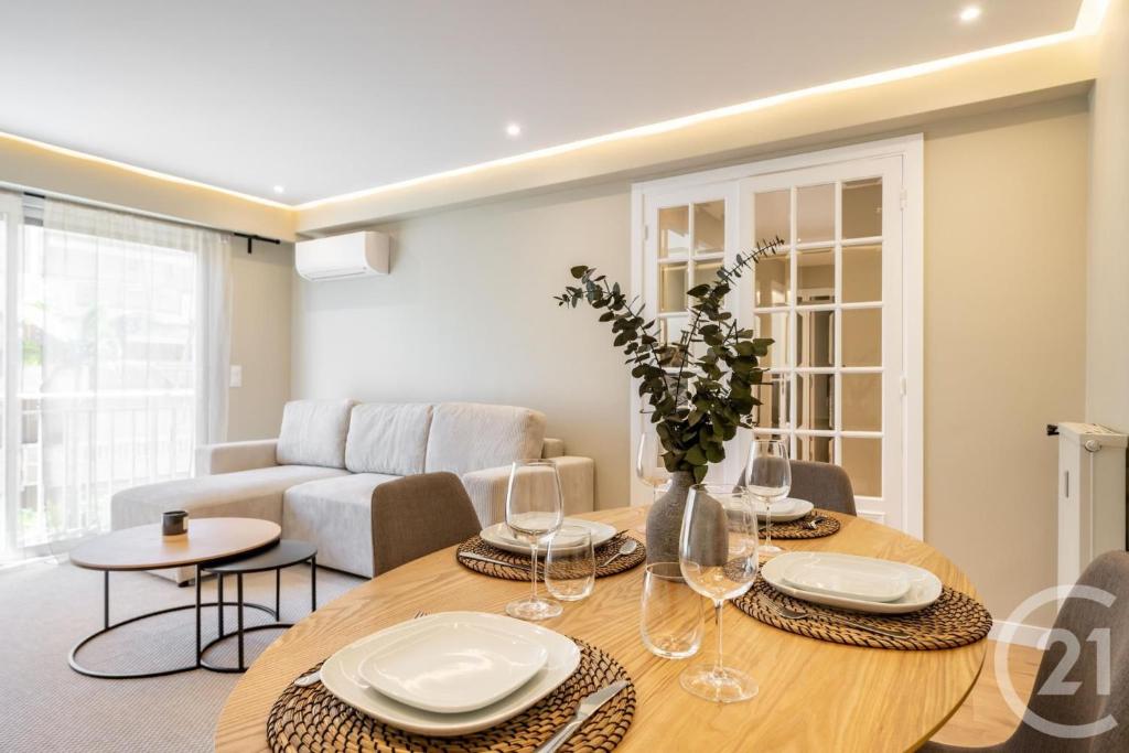 un salon avec une table et un canapé dans l'établissement Modern Appartment, Central, 10 Min Walk to Beach, à Vallauris