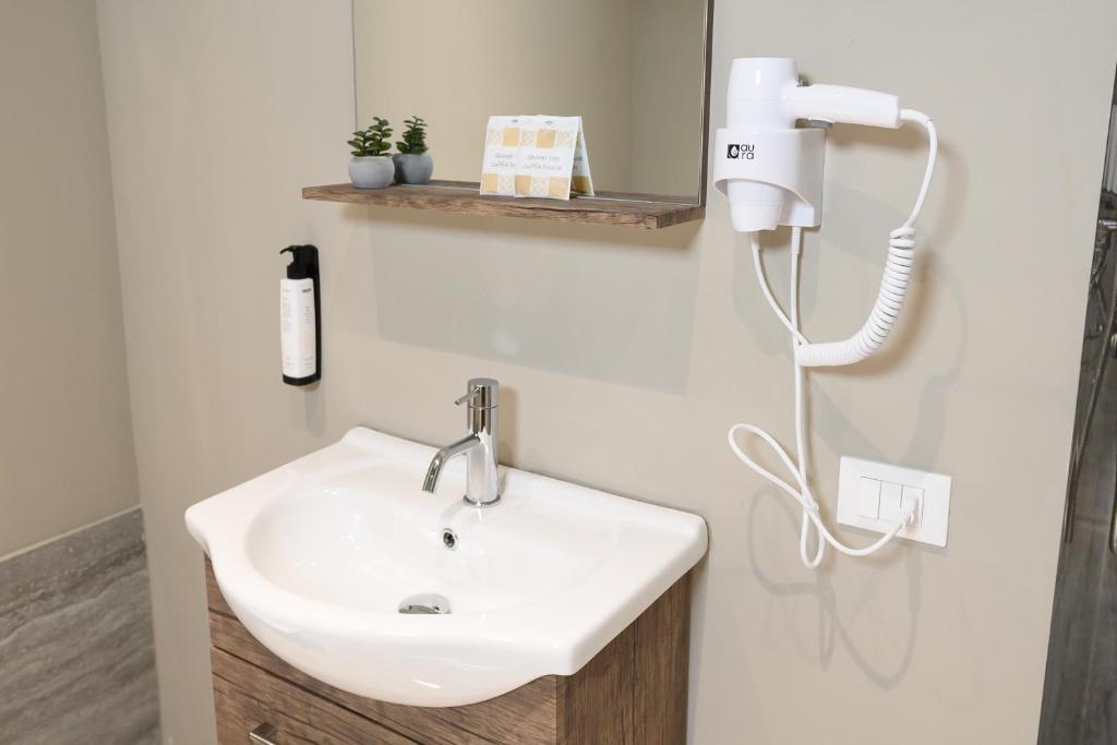 Koupelna v ubytování Baitan Hotel