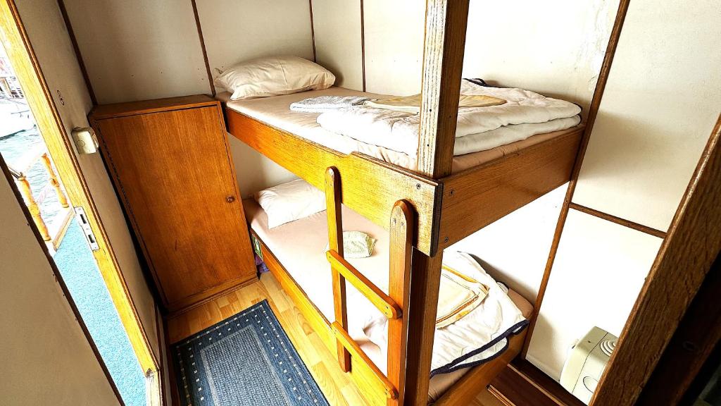 Posteľ alebo postele v izbe v ubytovaní Rhythm Floating Hostel - Zadar