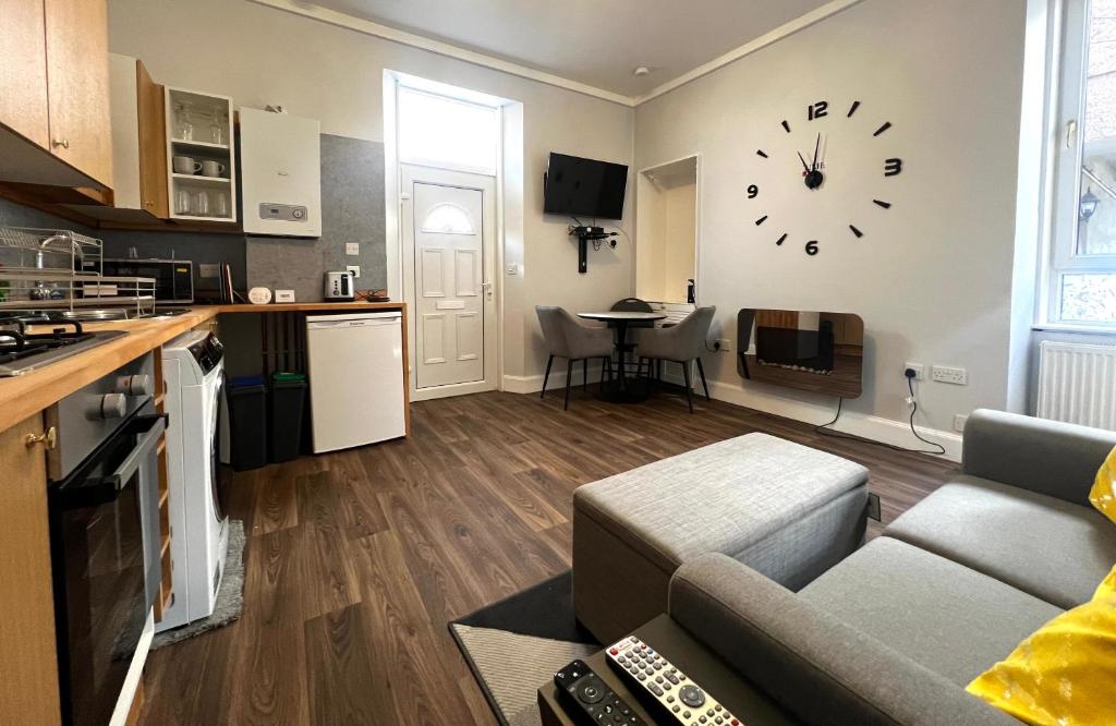 Kuchyň nebo kuchyňský kout v ubytování Ground Floor City Centre Apartment - Sky Sports & TNT Sports - Superfast WiFi - 3 beds - 2pm Check in - Long Stays Welcome