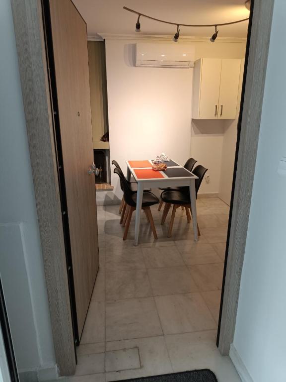 Kuchyňa alebo kuchynka v ubytovaní Kalimera Alimos Apartment