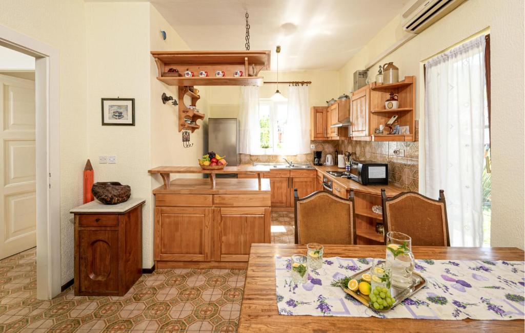 Kuchyň nebo kuchyňský kout v ubytování Beautiful Apartment In Lovran With Wifi